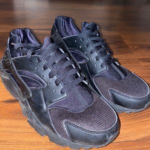 All black nike hurraches. Size 7 youth.
